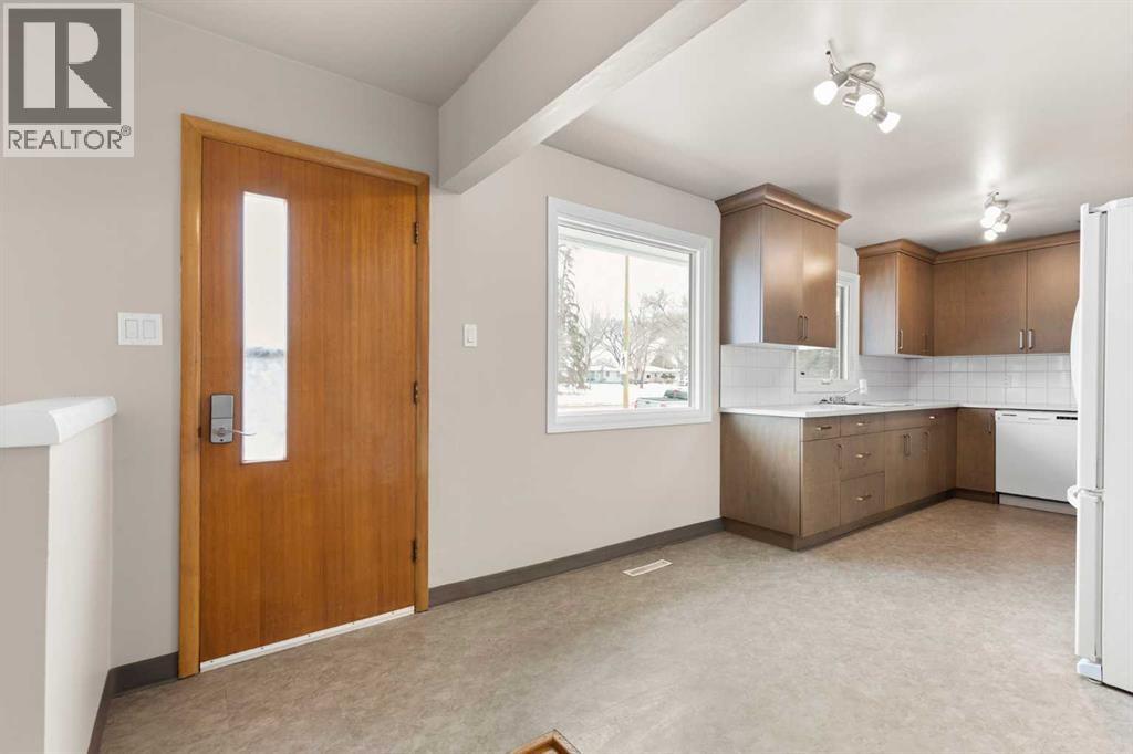 283 12 Street Ne, Medicine Hat, Alberta  T1A 5T8 - Photo 3 - A2272672