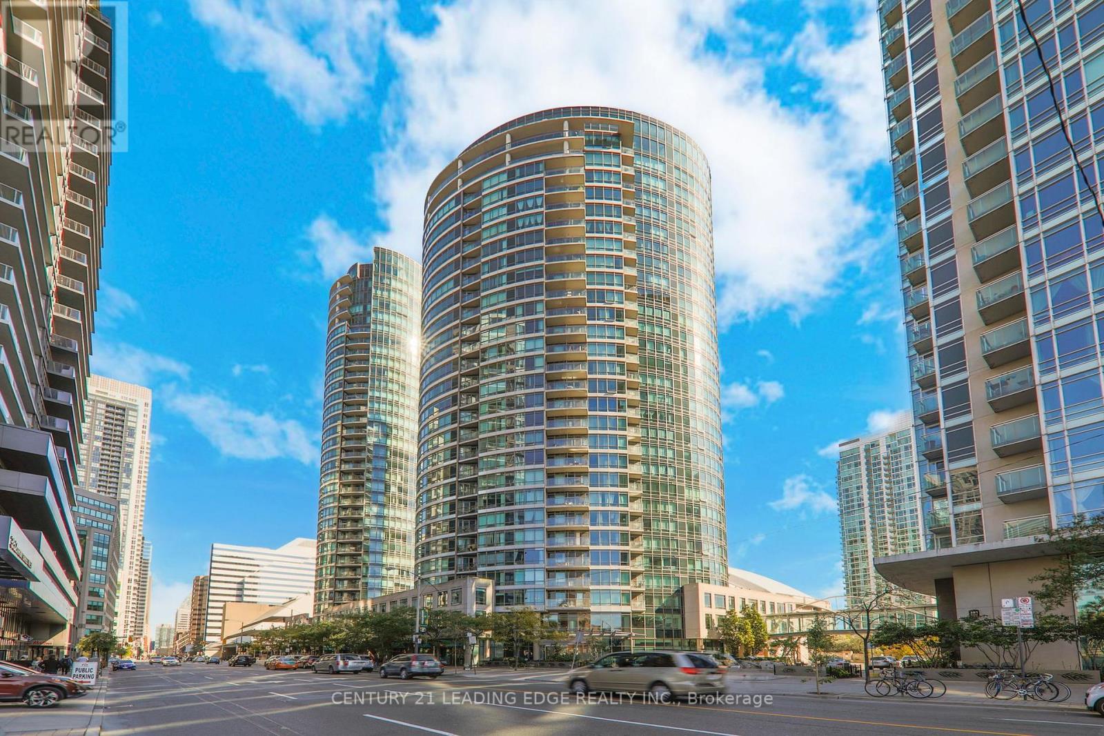 Toronto (Waterfront Communities) Apartment for sale: 3 bedroom 900 sq.ft. (Listed 2025-12-10)