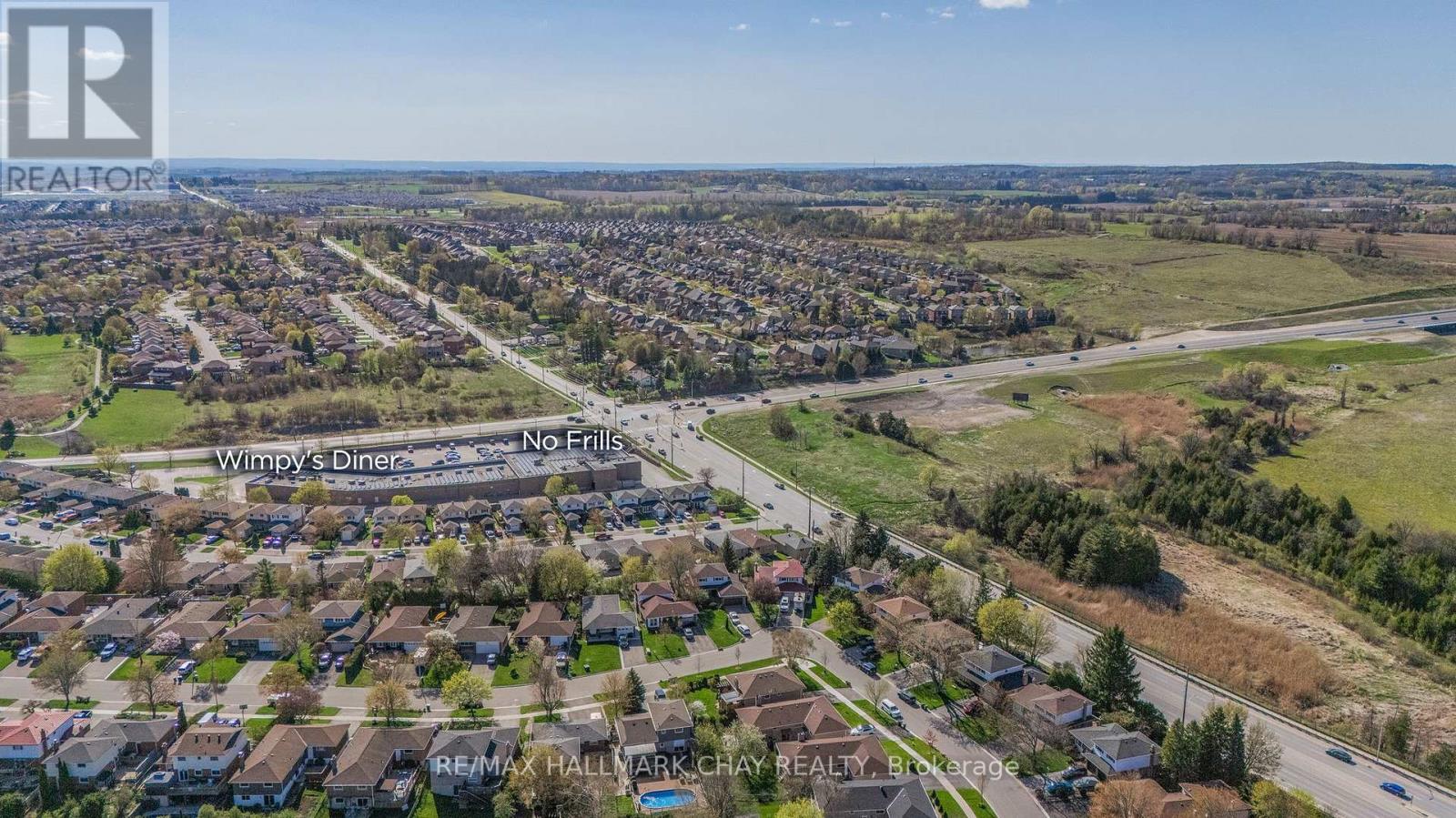 492 Britannia Avenue, Bradford West Gwillimbury, Ontario L3Z 1A7 - Photo 4 - N12616744