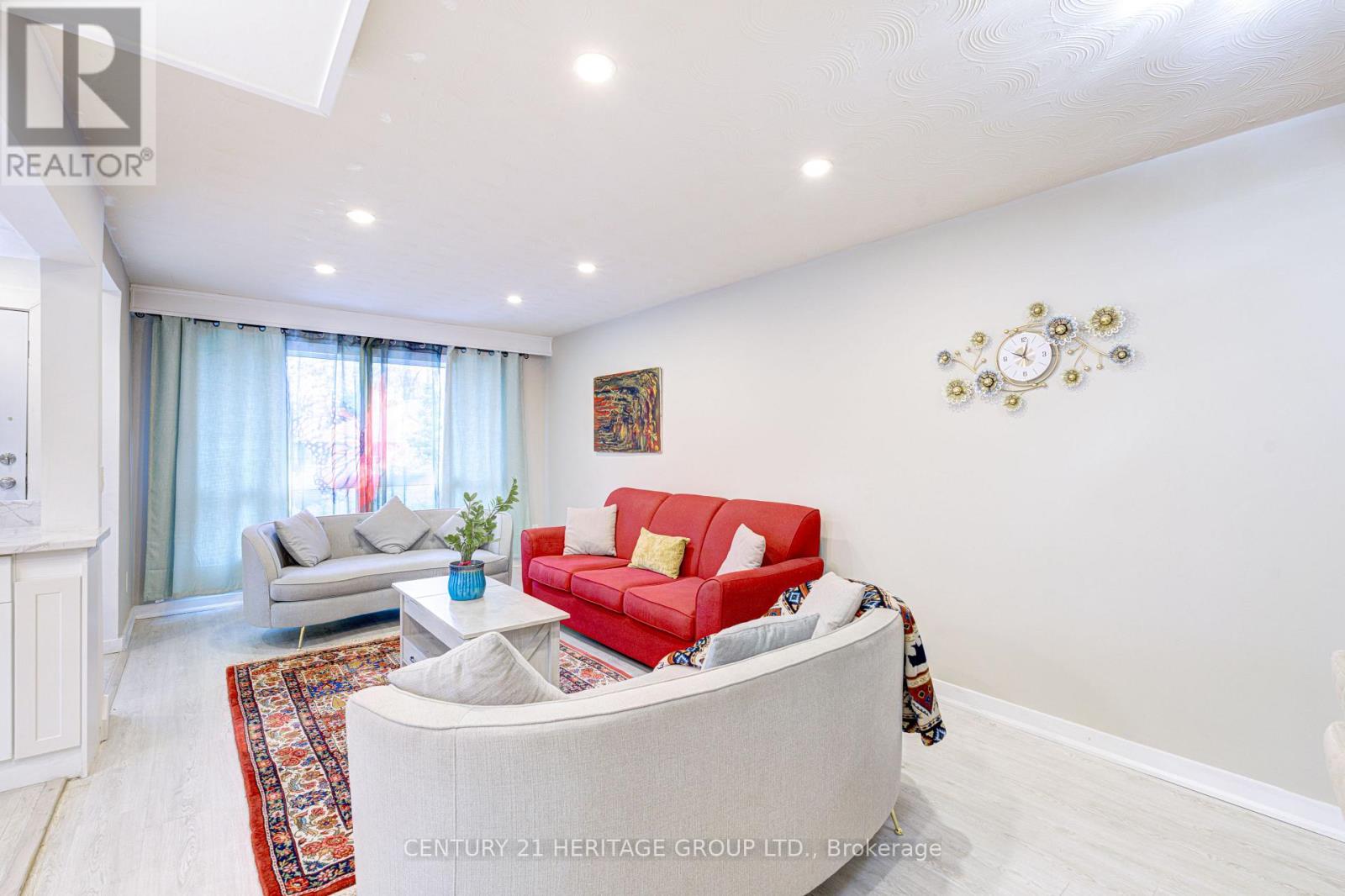 82 Harrison Drive, Newmarket, Ontario L3Y 4P4 - Photo 4 - N12616786