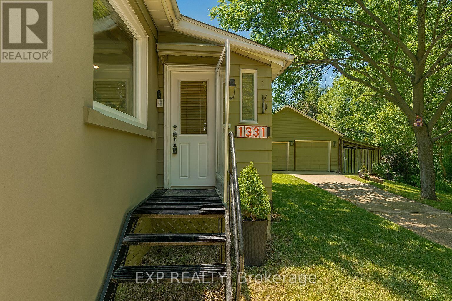 1331 St. James Avenue, Mississauga, Ontario  L5E 1J3 - Photo 6 - W12616564