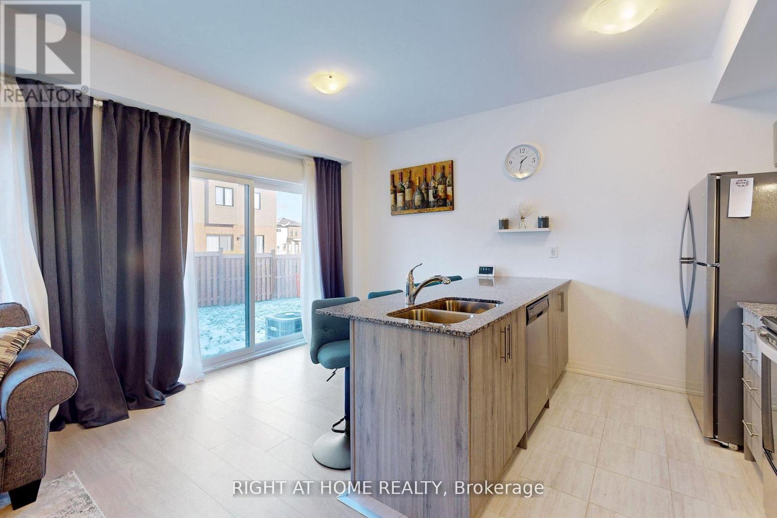 98 Fairlane Avenue, Barrie, Ontario L9J 0M5 - Photo 10 - S12616720