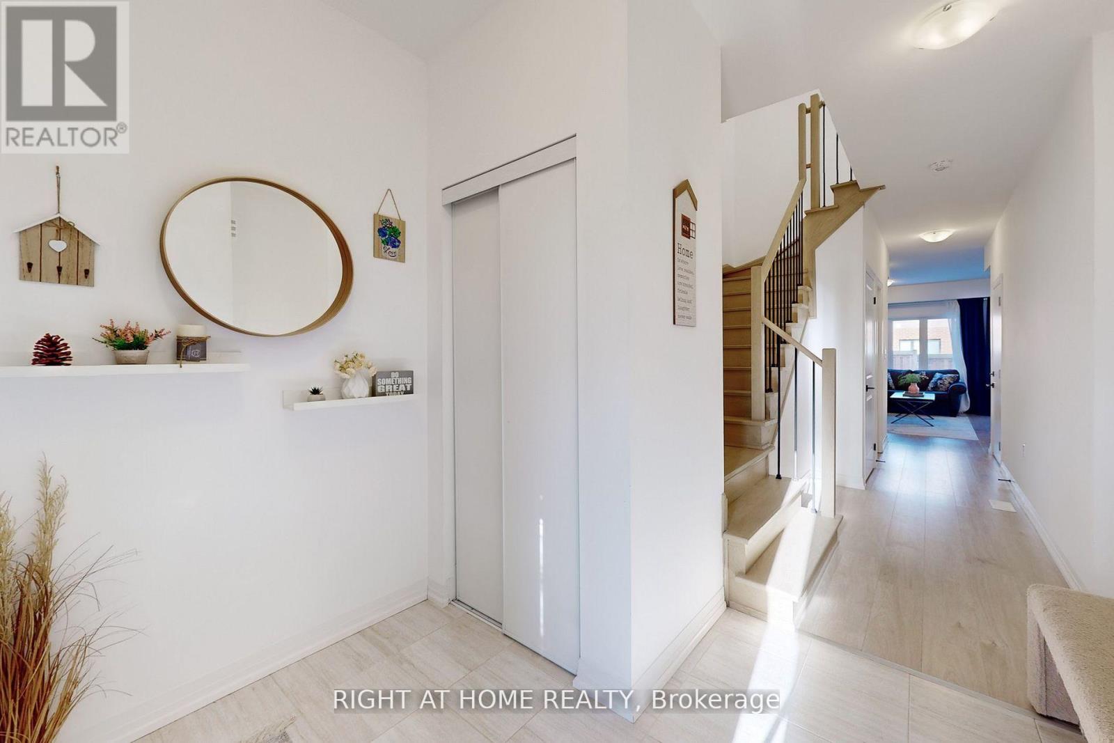 98 Fairlane Avenue, Barrie, Ontario L9J 0M5 - Photo 4 - S12616720