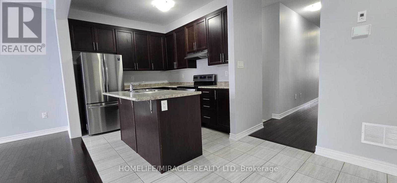 3 Brent Stephens Way, Brampton (Northwest Brampton), Ontario  L7A 5B6 - Photo 5 - W12616734