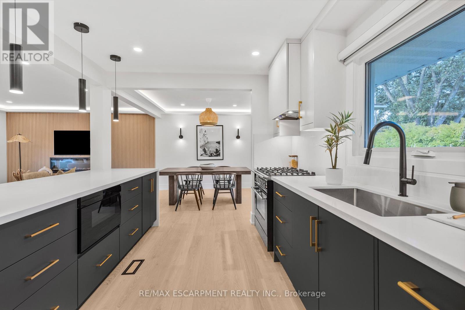 257 Strathcona Drive, Burlington, Ontario  L7L 2C9 - Photo 10 - W12616756