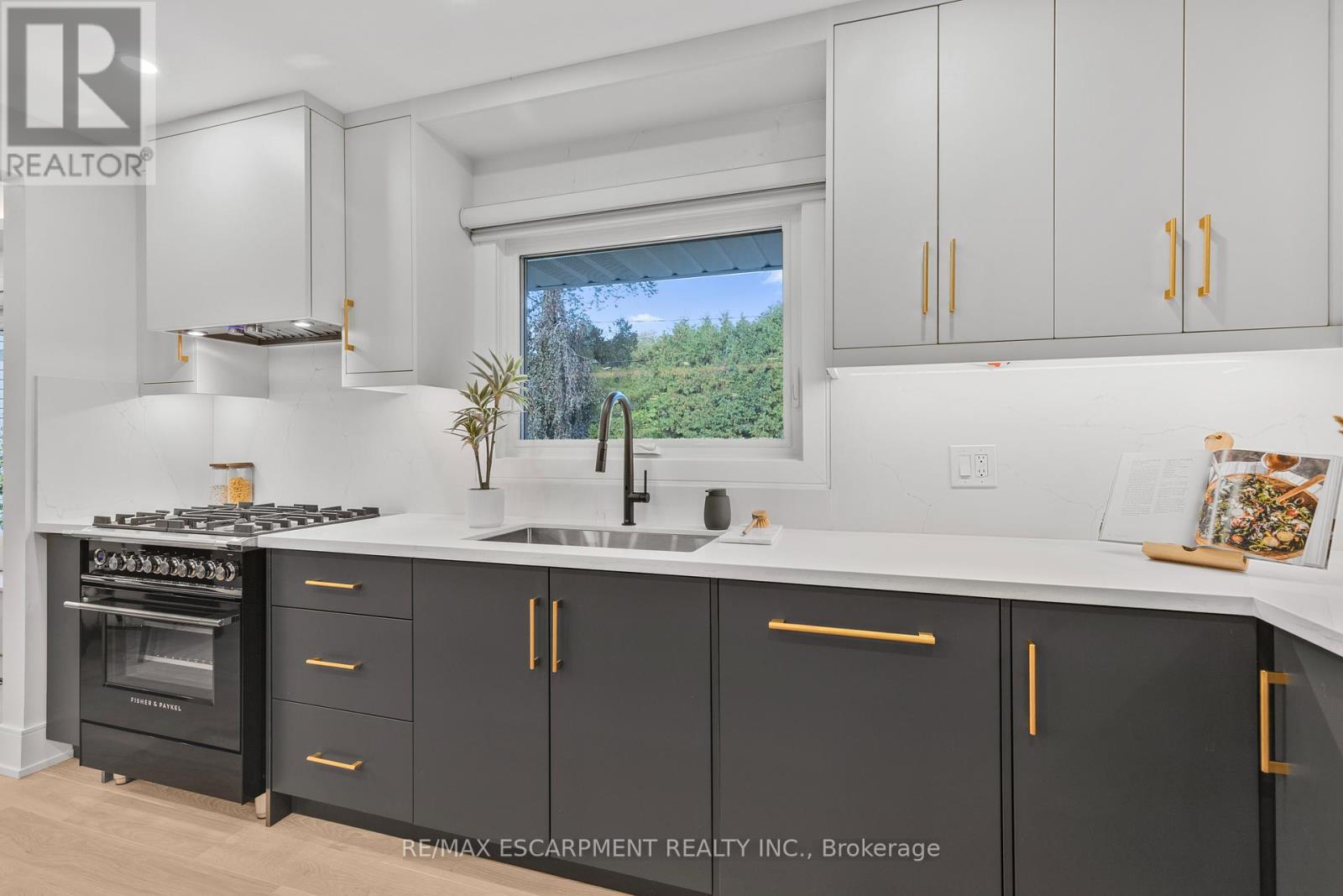 257 Strathcona Drive, Burlington, Ontario  L7L 2C9 - Photo 11 - W12616756