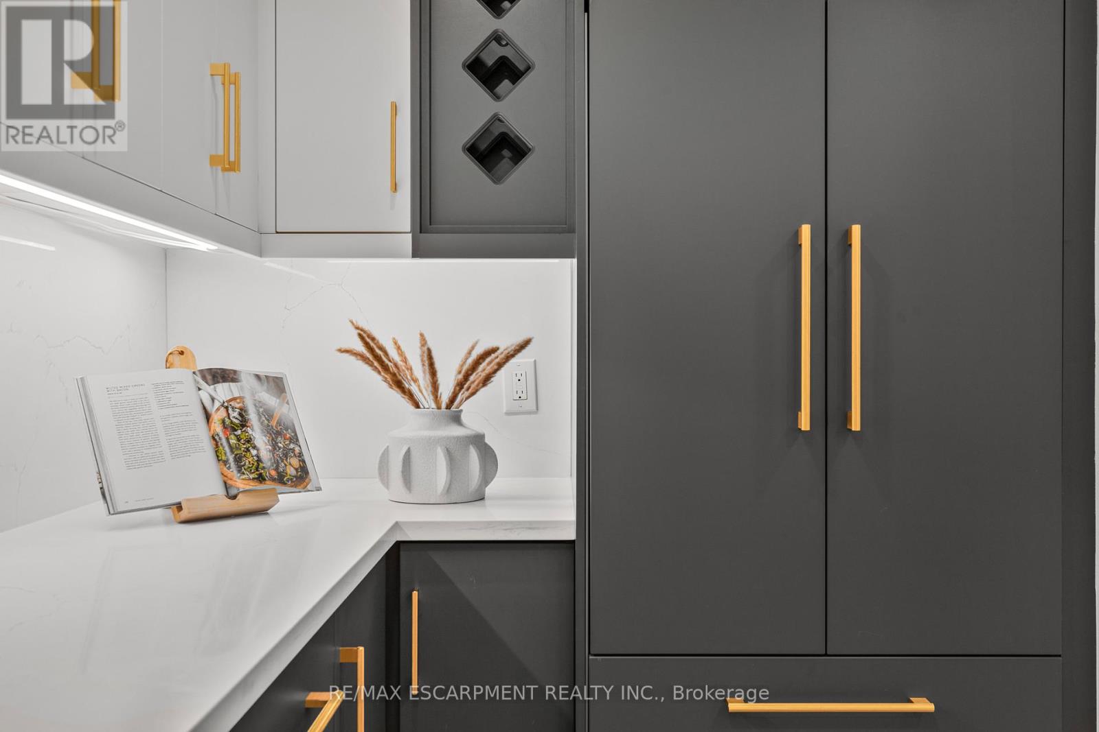 257 Strathcona Drive, Burlington, Ontario  L7L 2C9 - Photo 12 - W12616756