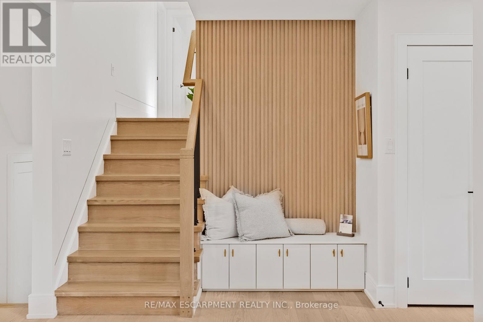 257 Strathcona Drive, Burlington, Ontario  L7L 2C9 - Photo 4 - W12616756