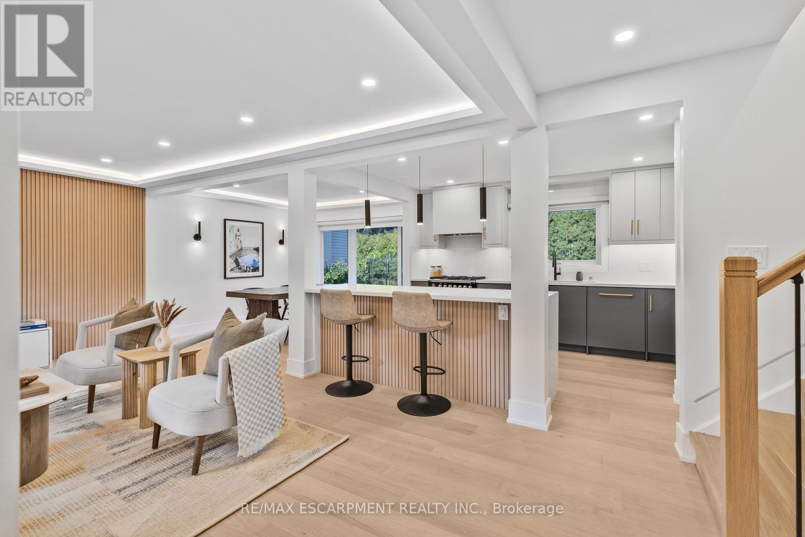 257 Strathcona Drive, Burlington, Ontario  L7L 2C9 - Photo 5 - W12616756