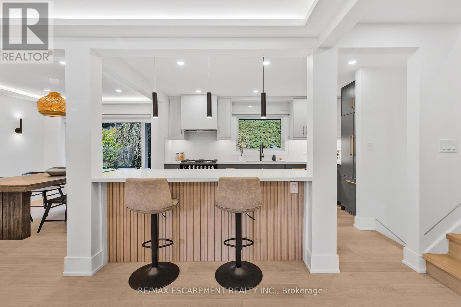 257 Strathcona Drive, Burlington, Ontario  L7L 2C9 - Photo 6 - W12616756