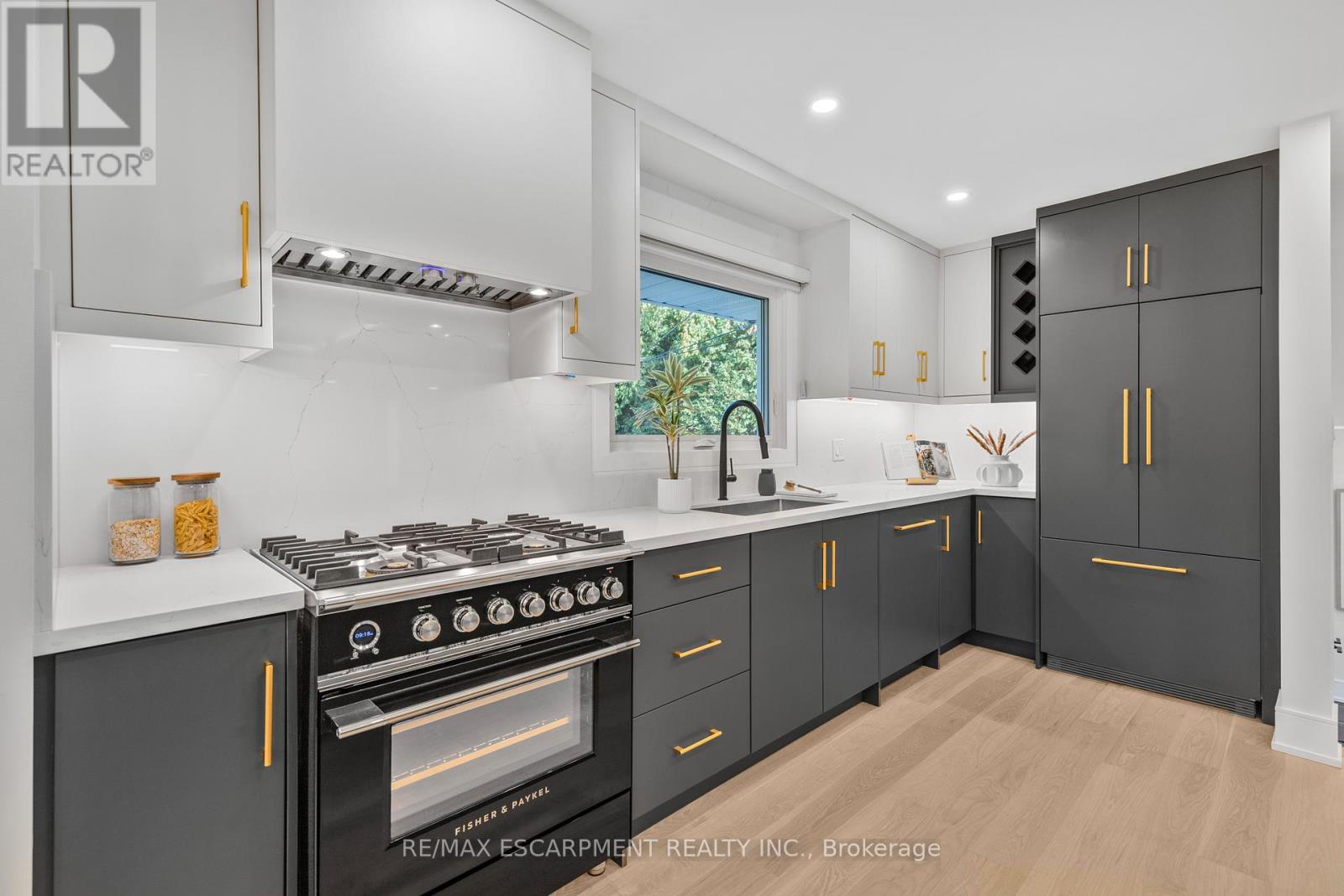 257 Strathcona Drive, Burlington, Ontario  L7L 2C9 - Photo 7 - W12616756