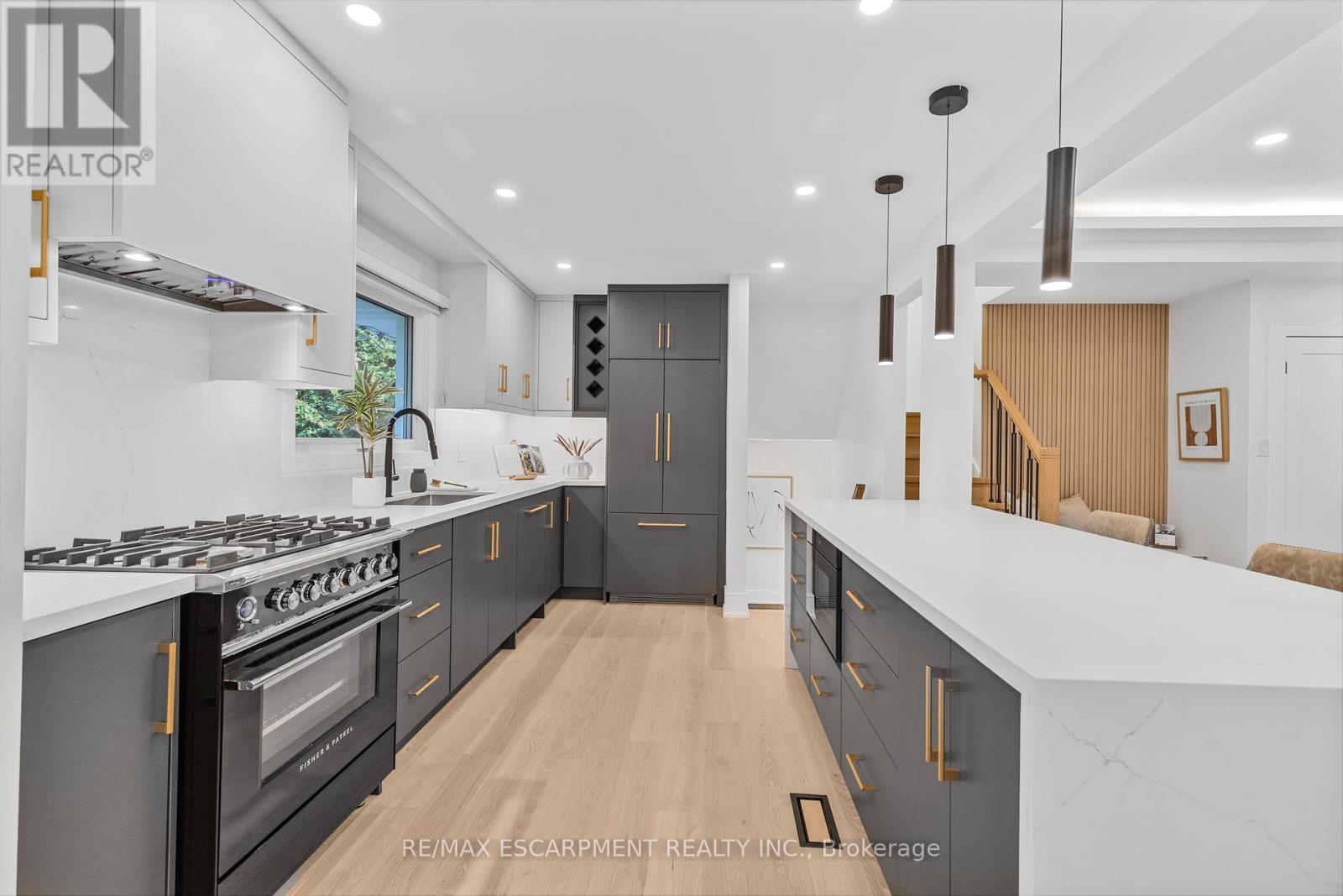 257 Strathcona Drive, Burlington, Ontario  L7L 2C9 - Photo 8 - W12616756