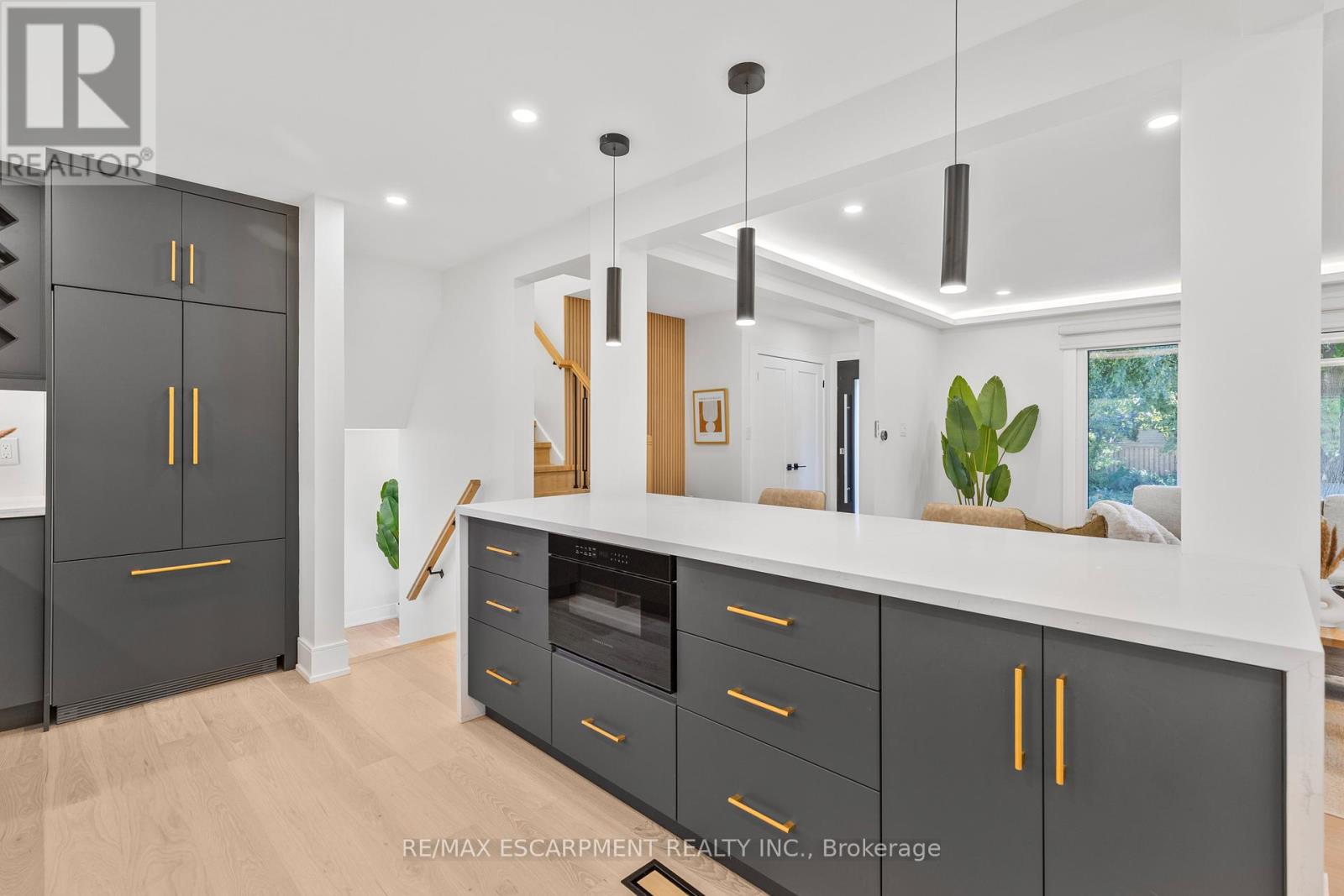 257 Strathcona Drive, Burlington, Ontario  L7L 2C9 - Photo 9 - W12616756