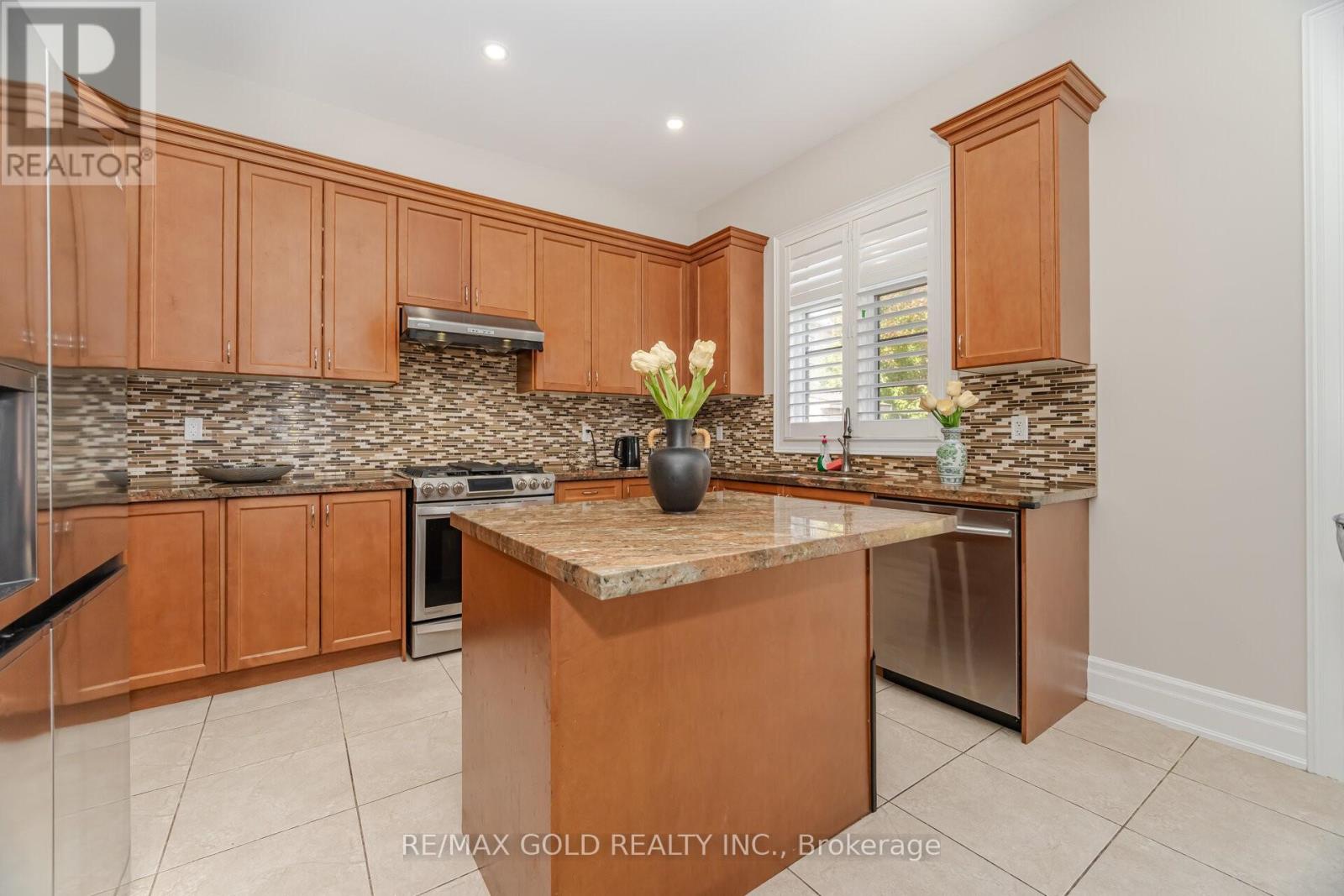 3 Sister Oreilly Road, Brampton, Ontario  L6P 4C6 - Photo 6 - W12616846