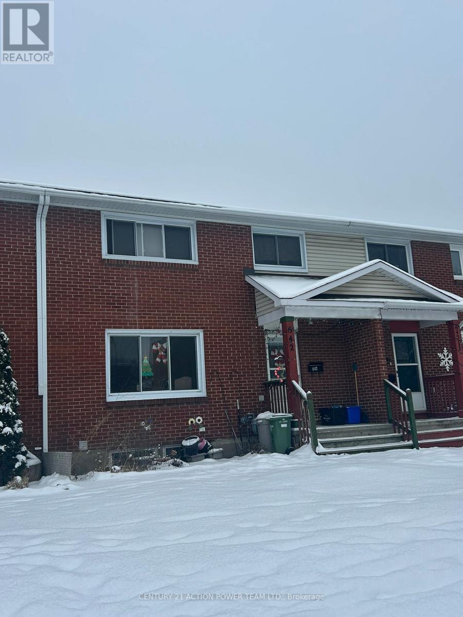 642 Borthwick Avenue, Ottawa, Ontario K1K 2L9 - Photo 2 - X12616894