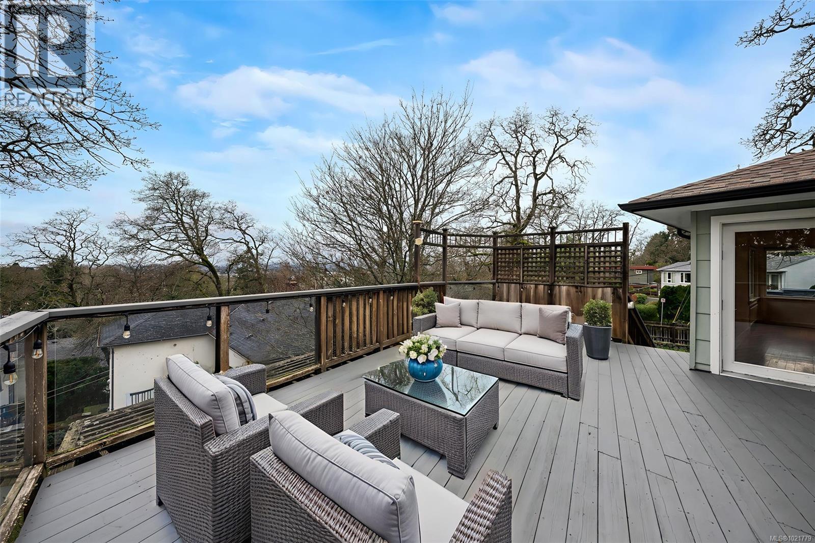 1181 Clovelly Terr, Saanich, British Columbia V8P 1V7 - Photo 36 - 1021779