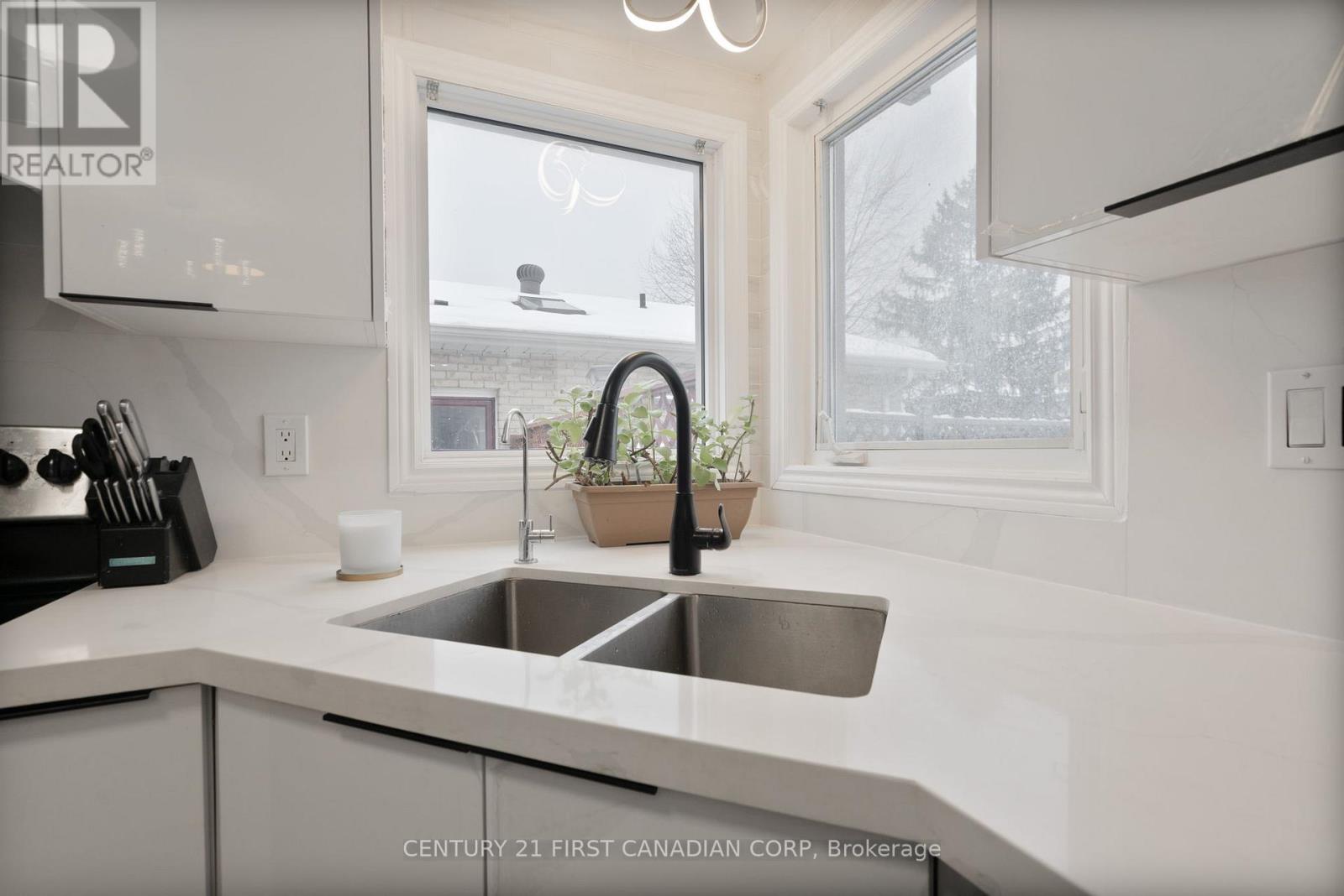 345 Banbury Crescent, London South, Ontario  N5Z 4V1 - Photo 10 - X12617074