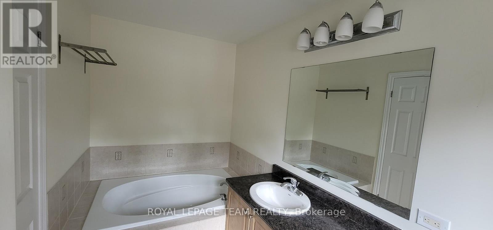 406 Galatina Way, Ottawa, Ontario K2K 0E7 - Photo 14 - X12616944