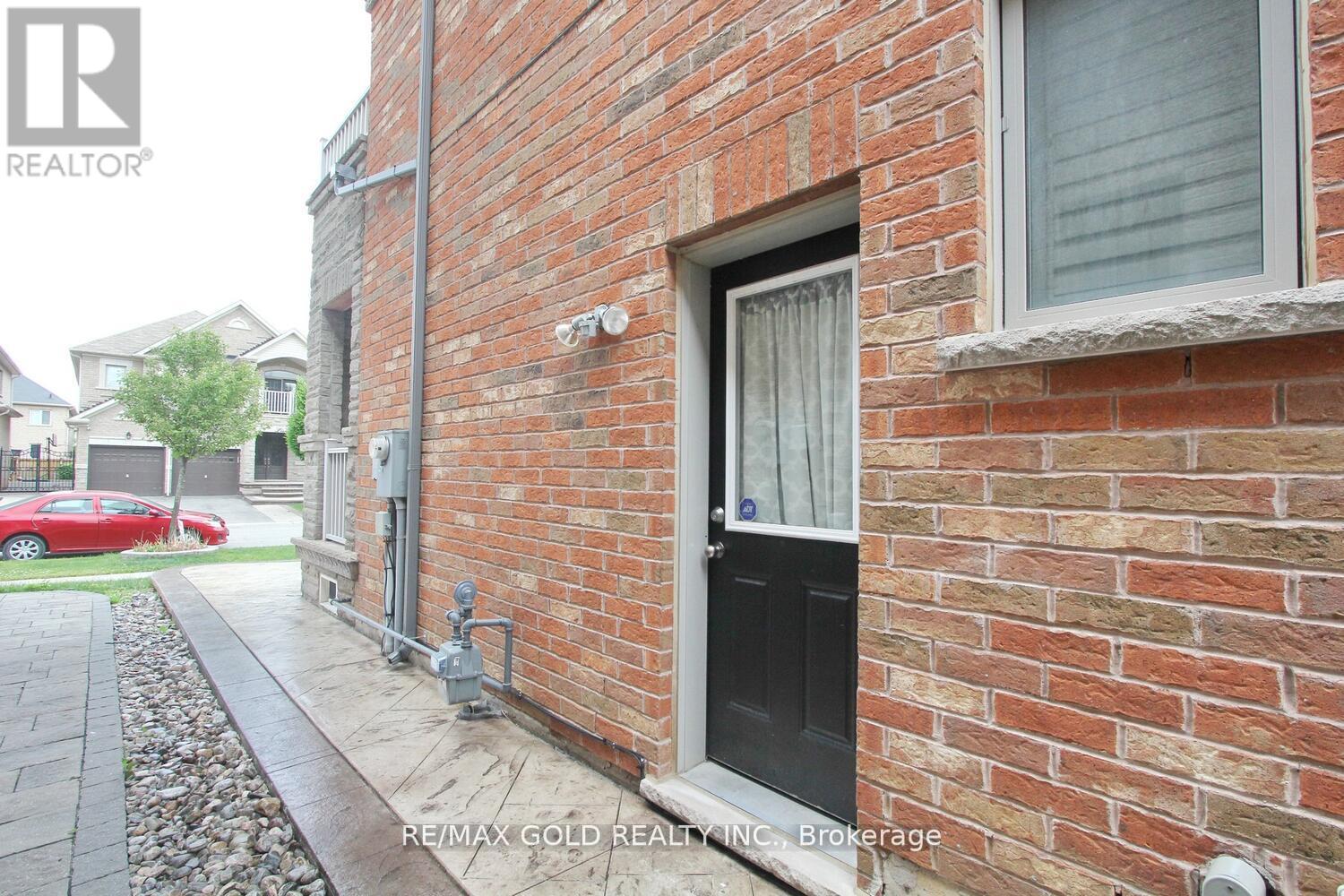 14 Lisson Crescent, Brampton, Ontario  L6X 5H9 - Photo 3 - W12277641