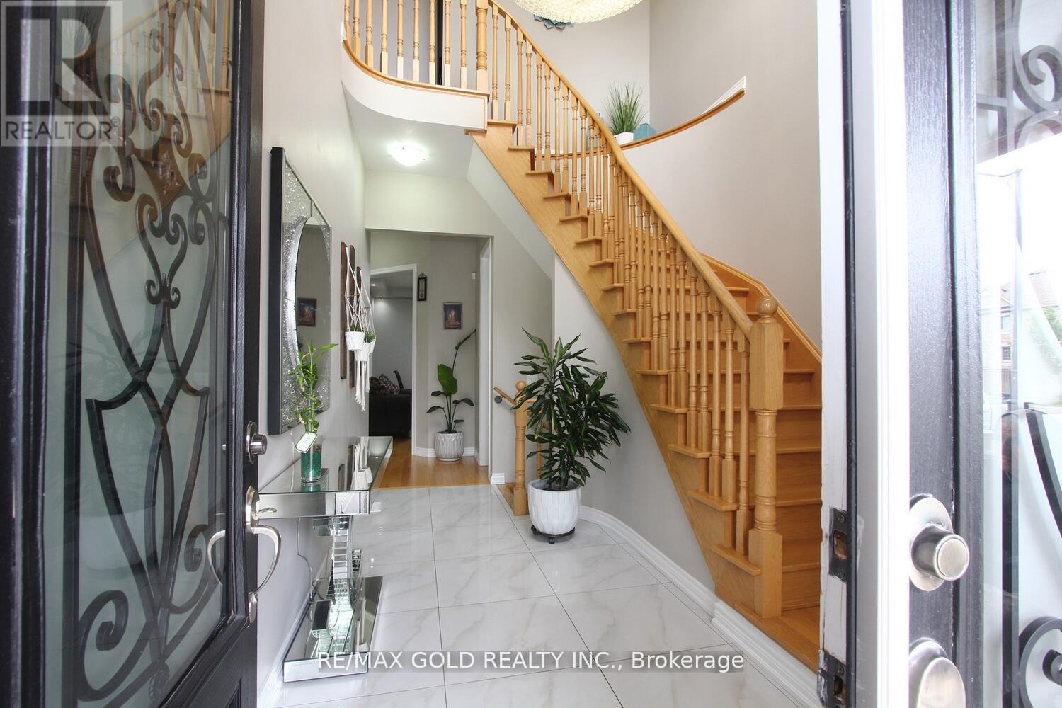 14 Lisson Crescent, Brampton, Ontario  L6X 5H9 - Photo 4 - W12277641