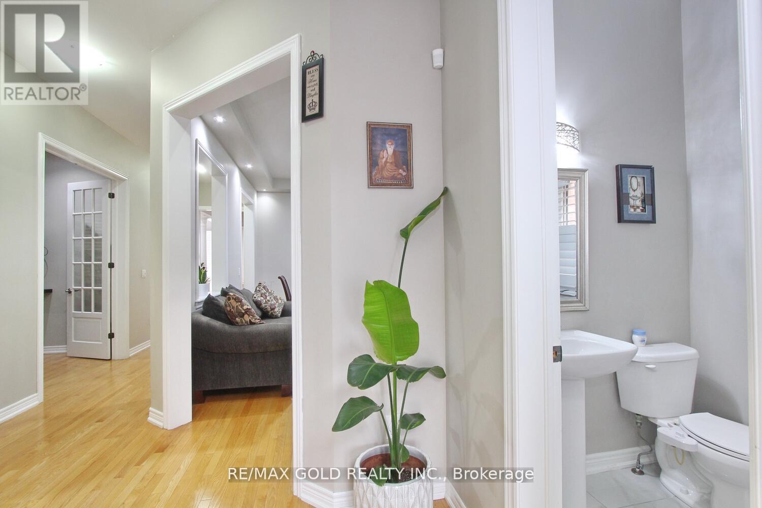 14 Lisson Crescent, Brampton, Ontario  L6X 5H9 - Photo 6 - W12277641