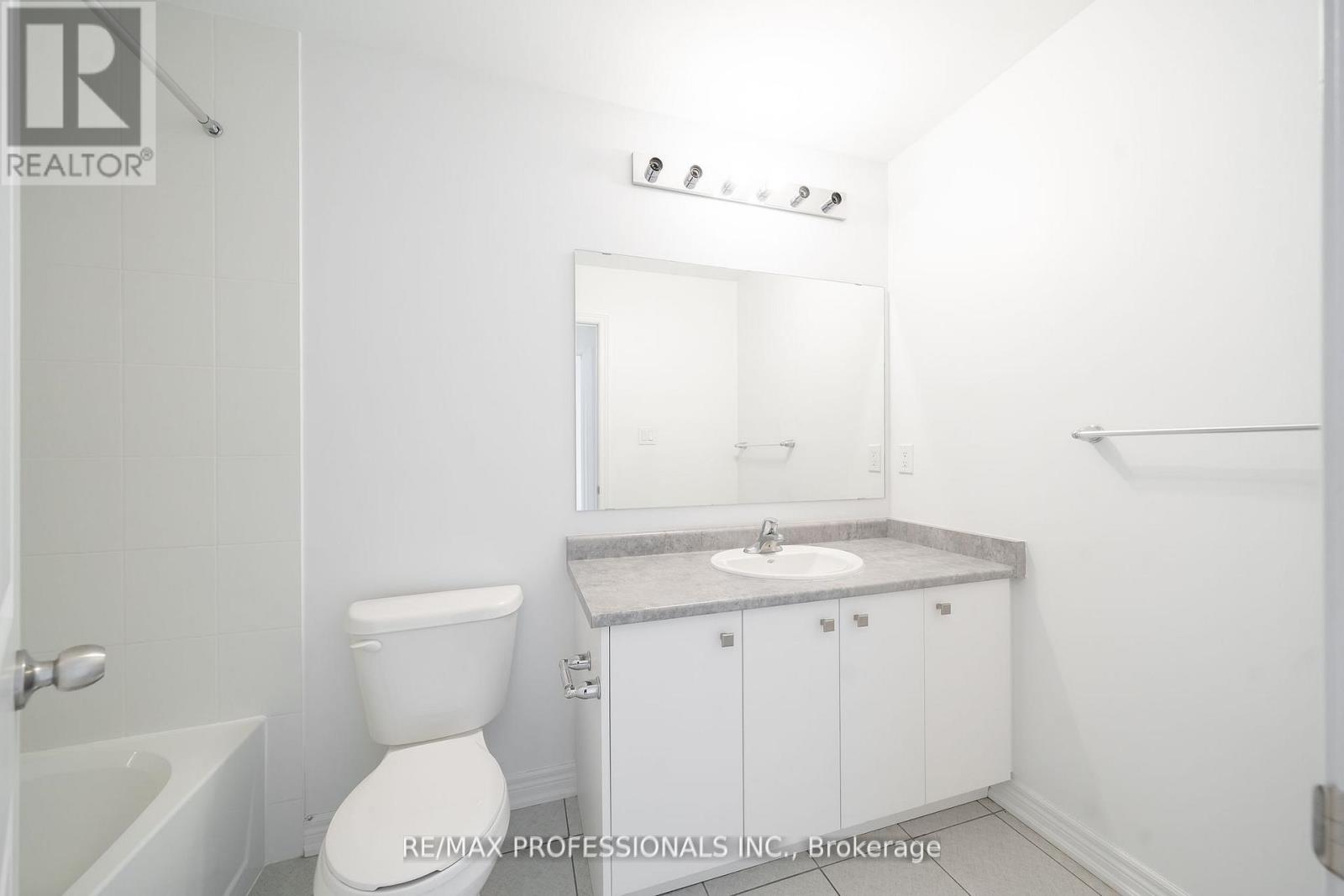 3952 Leonardo Street, Burlington, Ontario  L7M 0Z7 - Photo 9 - W12411795