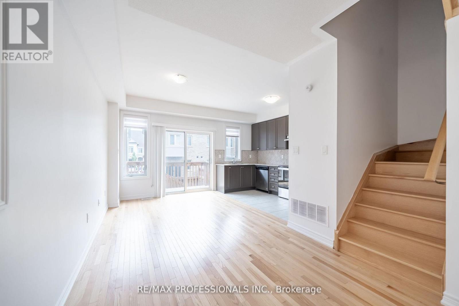 3952 Leonardo Street, Burlington, Ontario  L7M 0Z7 - Photo 5 - W12411795