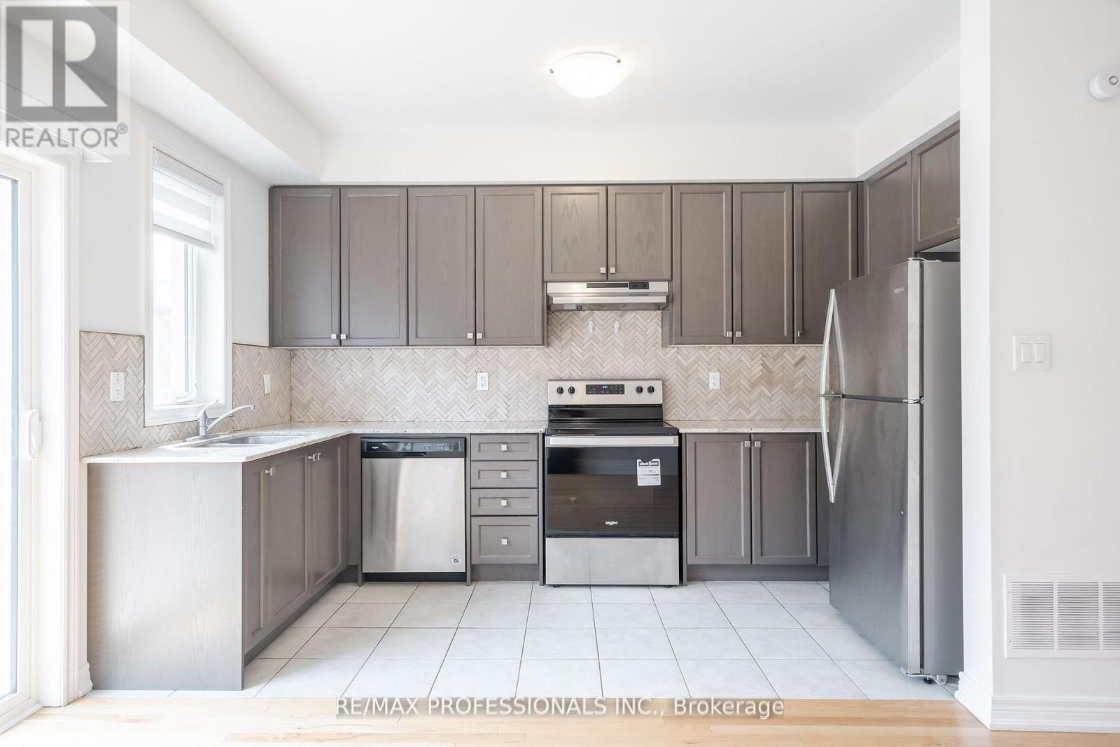 3952 Leonardo Street, Burlington, Ontario  L7M 0Z7 - Photo 6 - W12411795