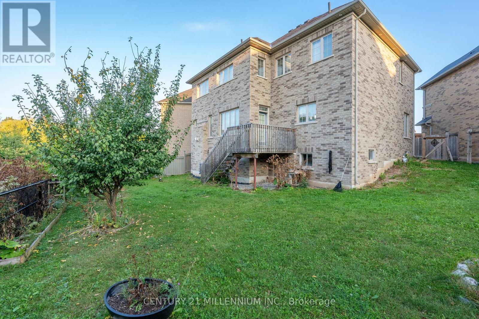 6 Ashfield Place, Brampton, Ontario  L6Y 5Y7 - Photo 4 - W12405735