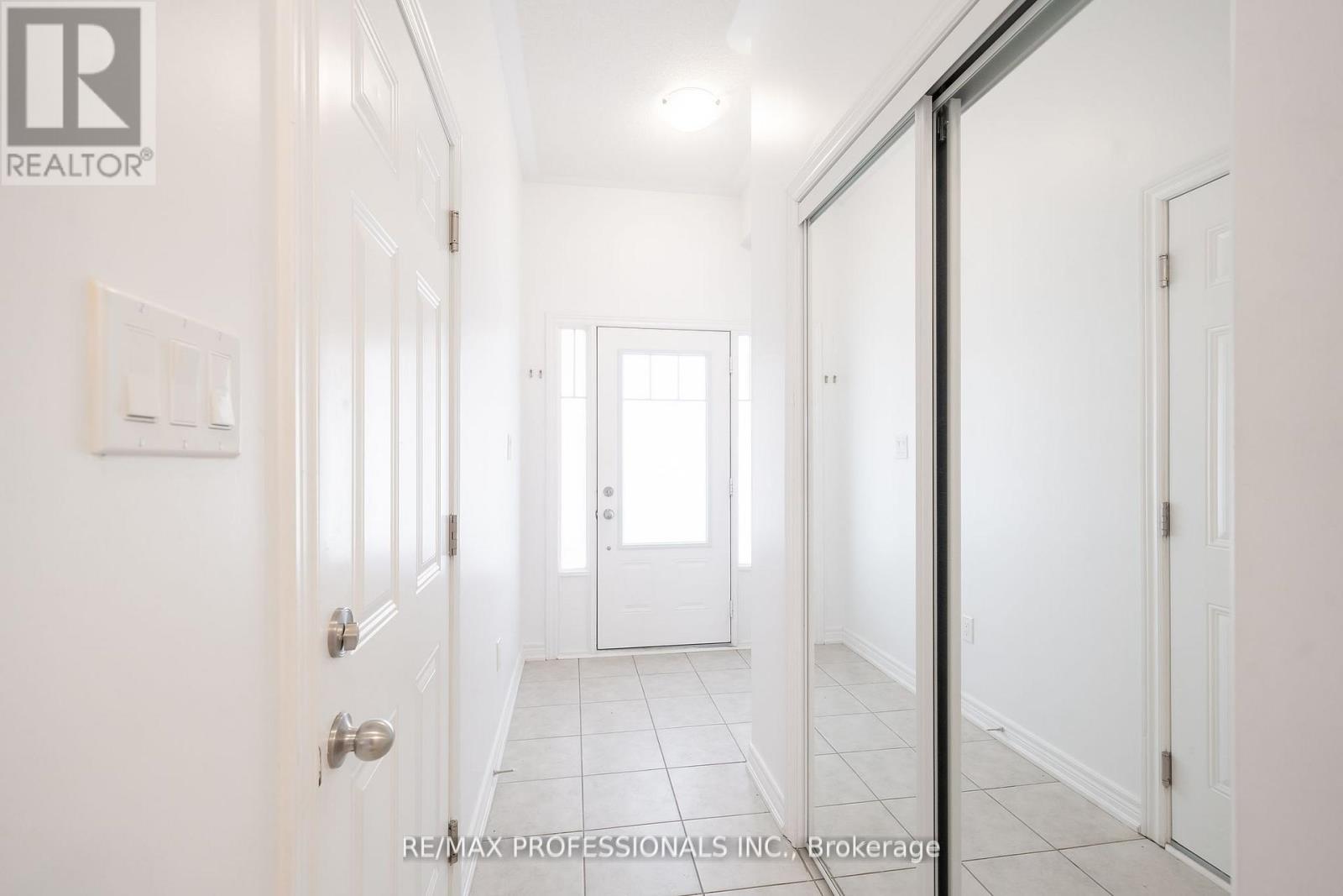 3952 Leonardo Street, Burlington, Ontario  L7M 0Z7 - Photo 3 - W12411795