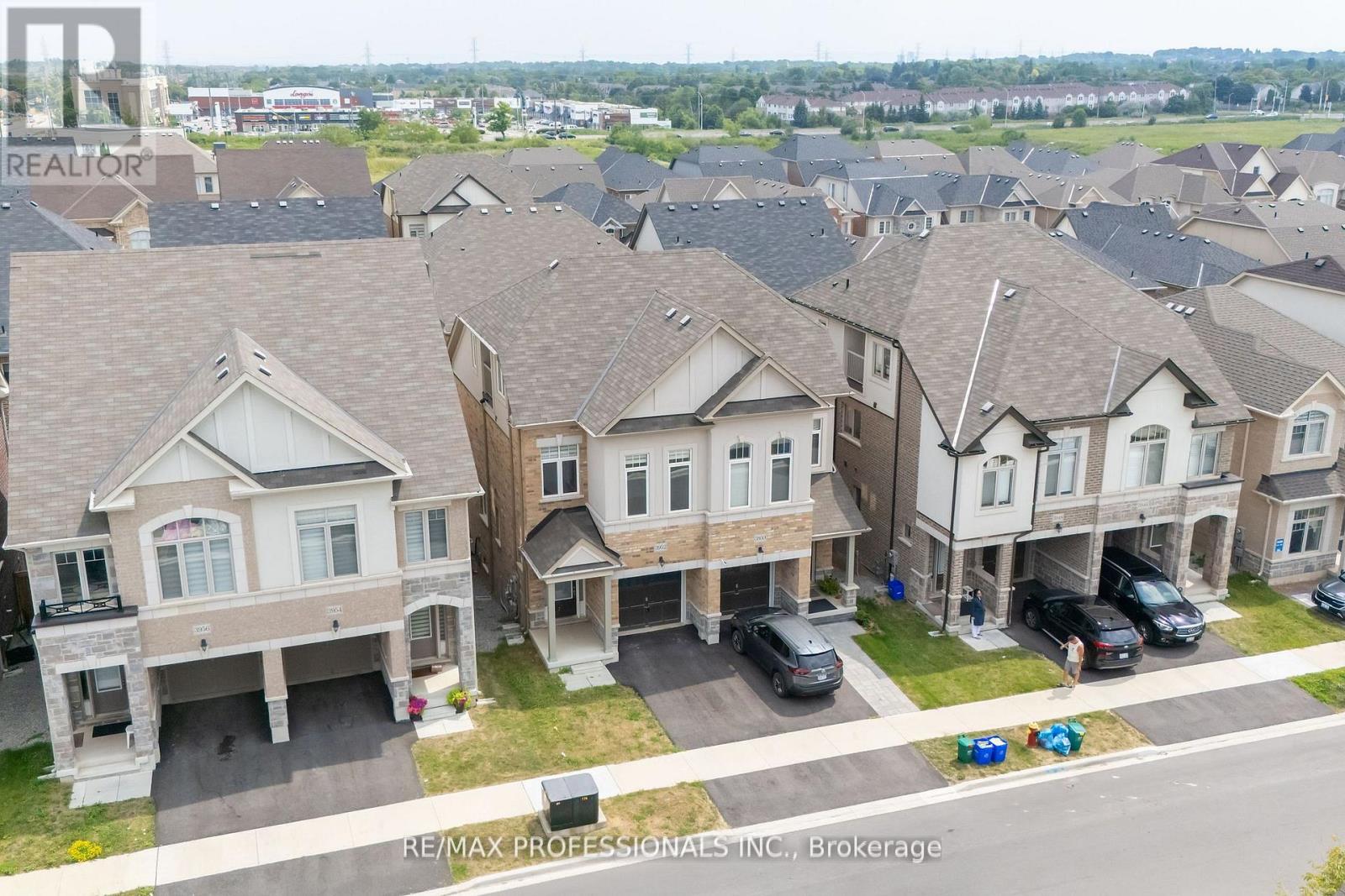 3952 Leonardo Street, Burlington, Ontario  L7M 0Z7 - Photo 2 - W12411795