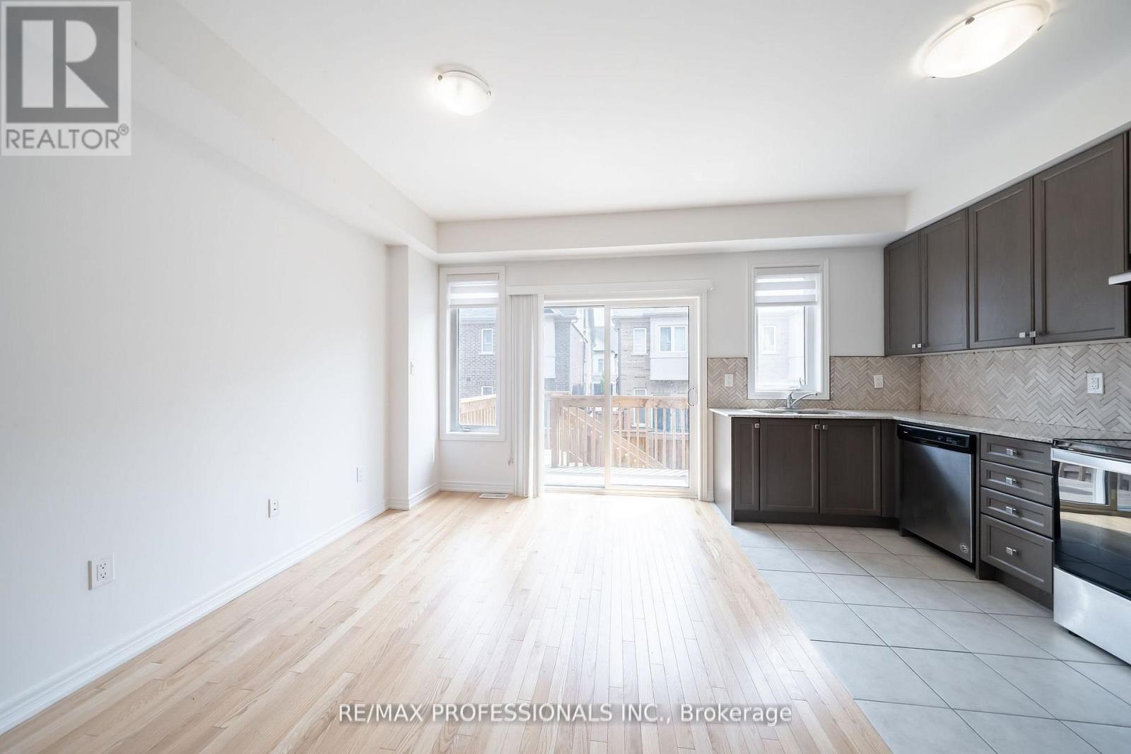 3952 Leonardo Street, Burlington, Ontario  L7M 0Z7 - Photo 4 - W12411795