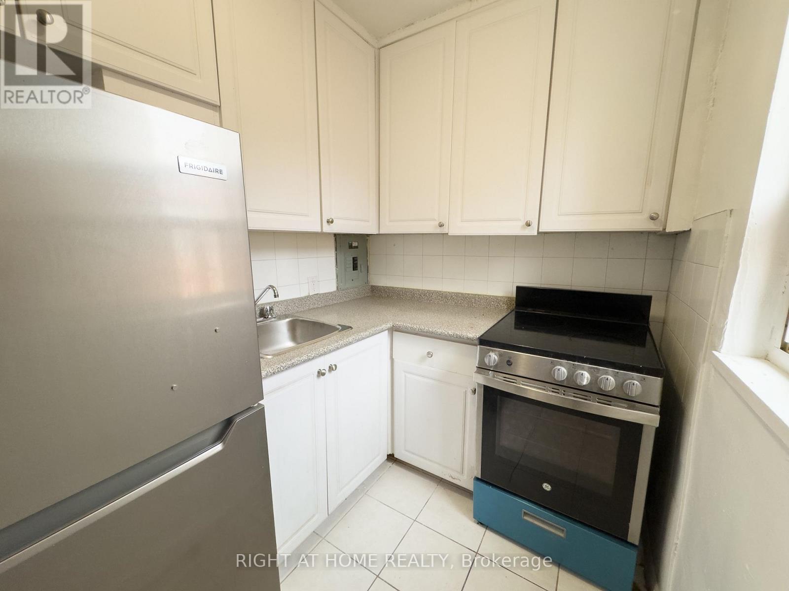 311 - 896 Eglinton Avenue E, Toronto, Ontario  M4G 2L2 - Photo 3 - C12617020