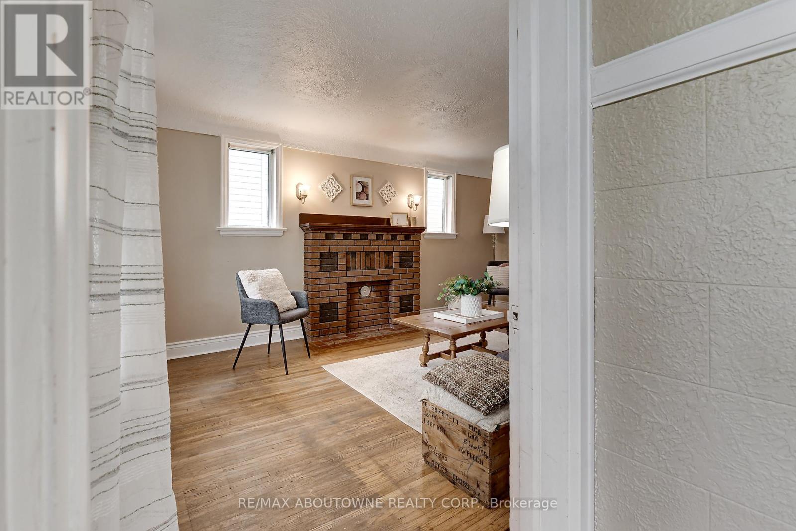 469 Woodland Avenue, Burlington (Brant), Ontario  L7R 2S2 - Photo 13 - W12391948