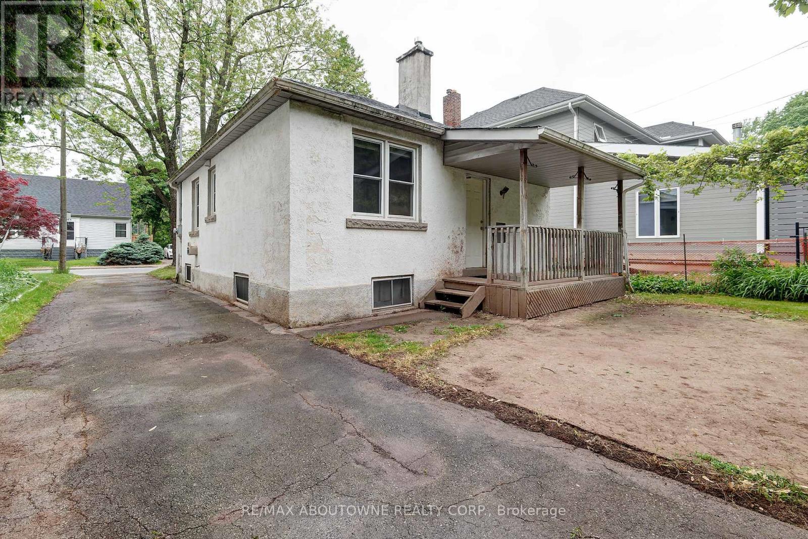 469 Woodland Avenue, Burlington (Brant), Ontario  L7R 2S2 - Photo 5 - W12391948