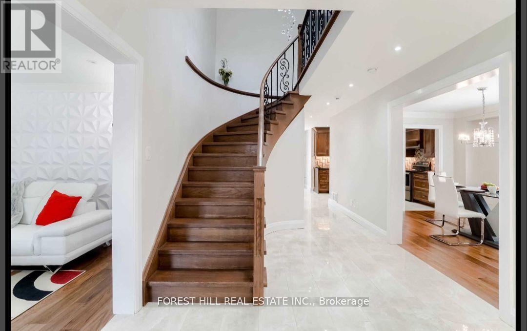 3280 Charlebrook Court, Mississauga, Ontario L5L 5B3 - Photo 2 - W12617008