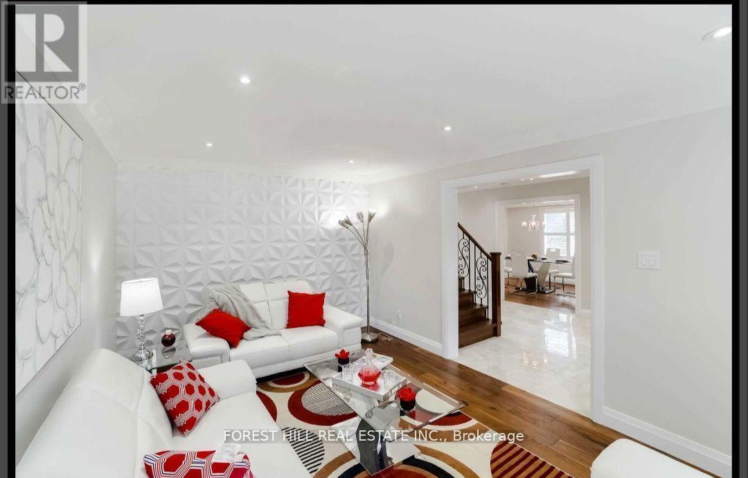 3280 Charlebrook Court, Mississauga, Ontario L5L 5B3 - Photo 3 - W12617008