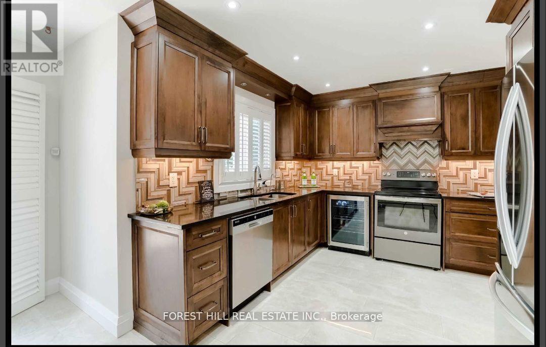 3280 Charlebrook Court, Mississauga, Ontario L5L 5B3 - Photo 4 - W12617008