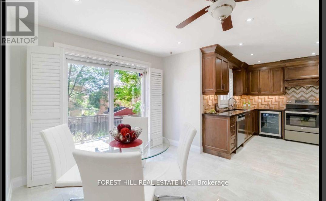 3280 Charlebrook Court, Mississauga, Ontario L5L 5B3 - Photo 6 - W12617008