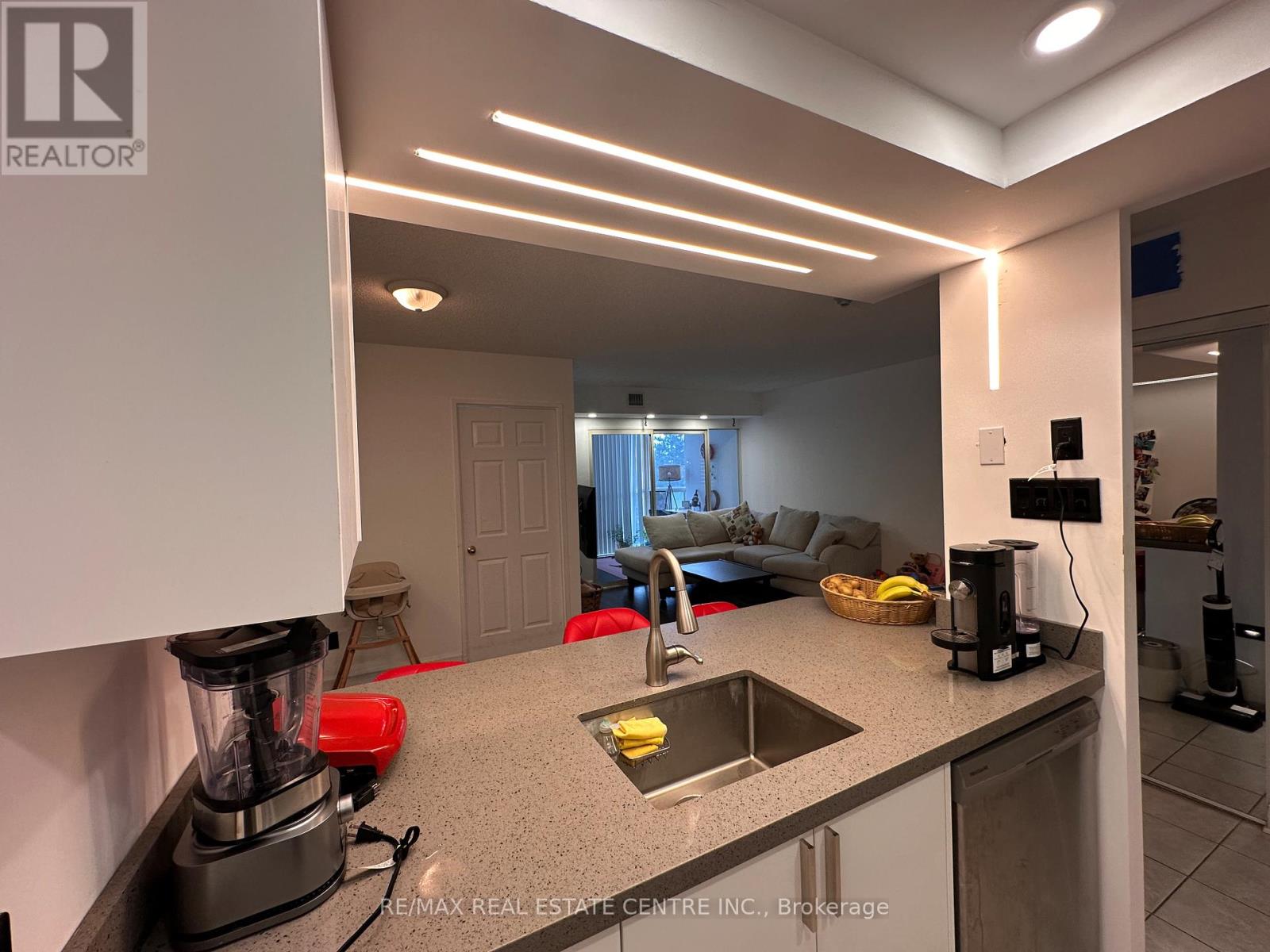 402 - 265 Enfield Place, Mississauga, Ontario L5B 3Y7 - Photo 1 - W12617070