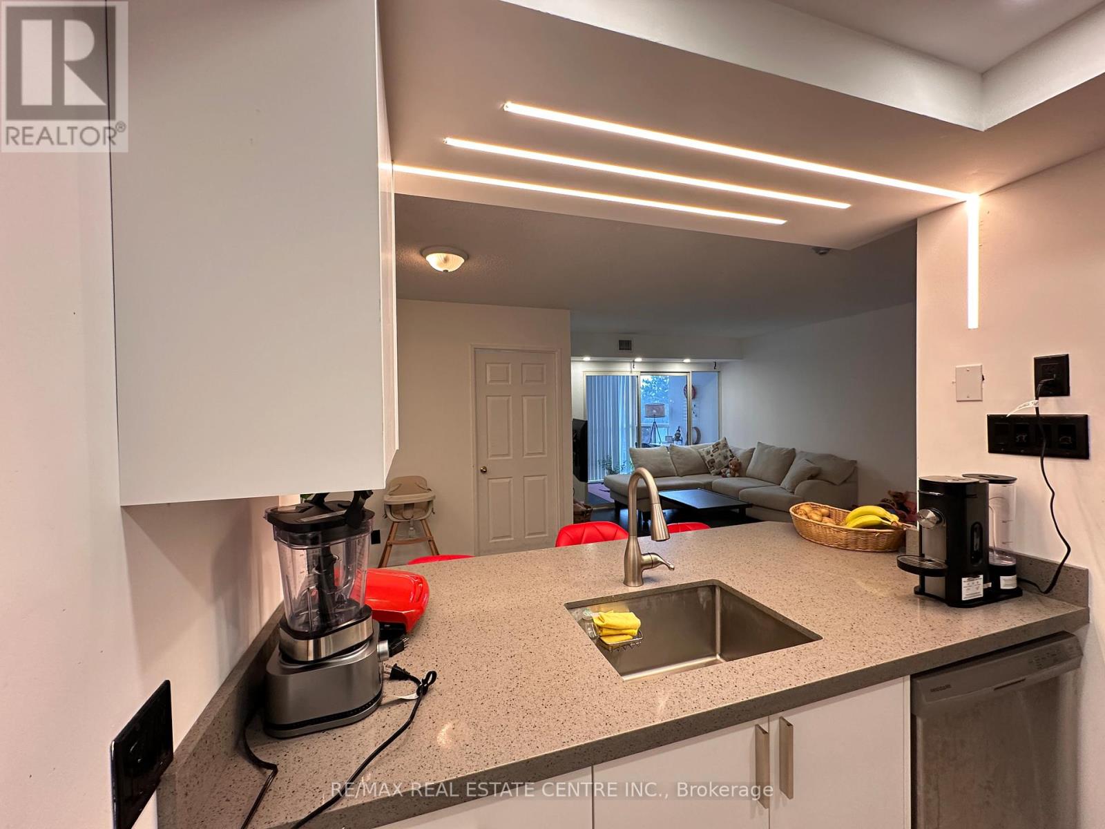 402 - 265 Enfield Place, Mississauga, Ontario L5B 3Y7 - Photo 2 - W12617070