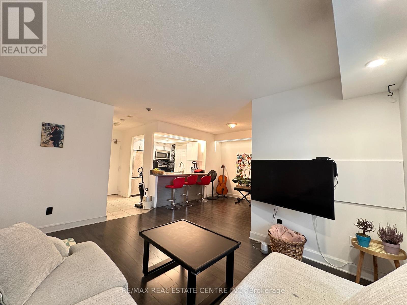 402 - 265 Enfield Place, Mississauga, Ontario L5B 3Y7 - Photo 4 - W12617070