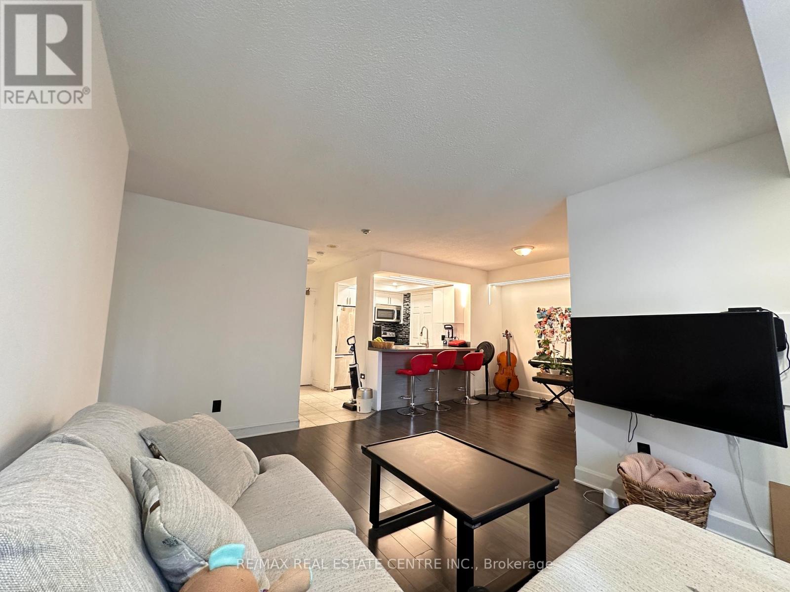 402 - 265 Enfield Place, Mississauga, Ontario L5B 3Y7 - Photo 5 - W12617070