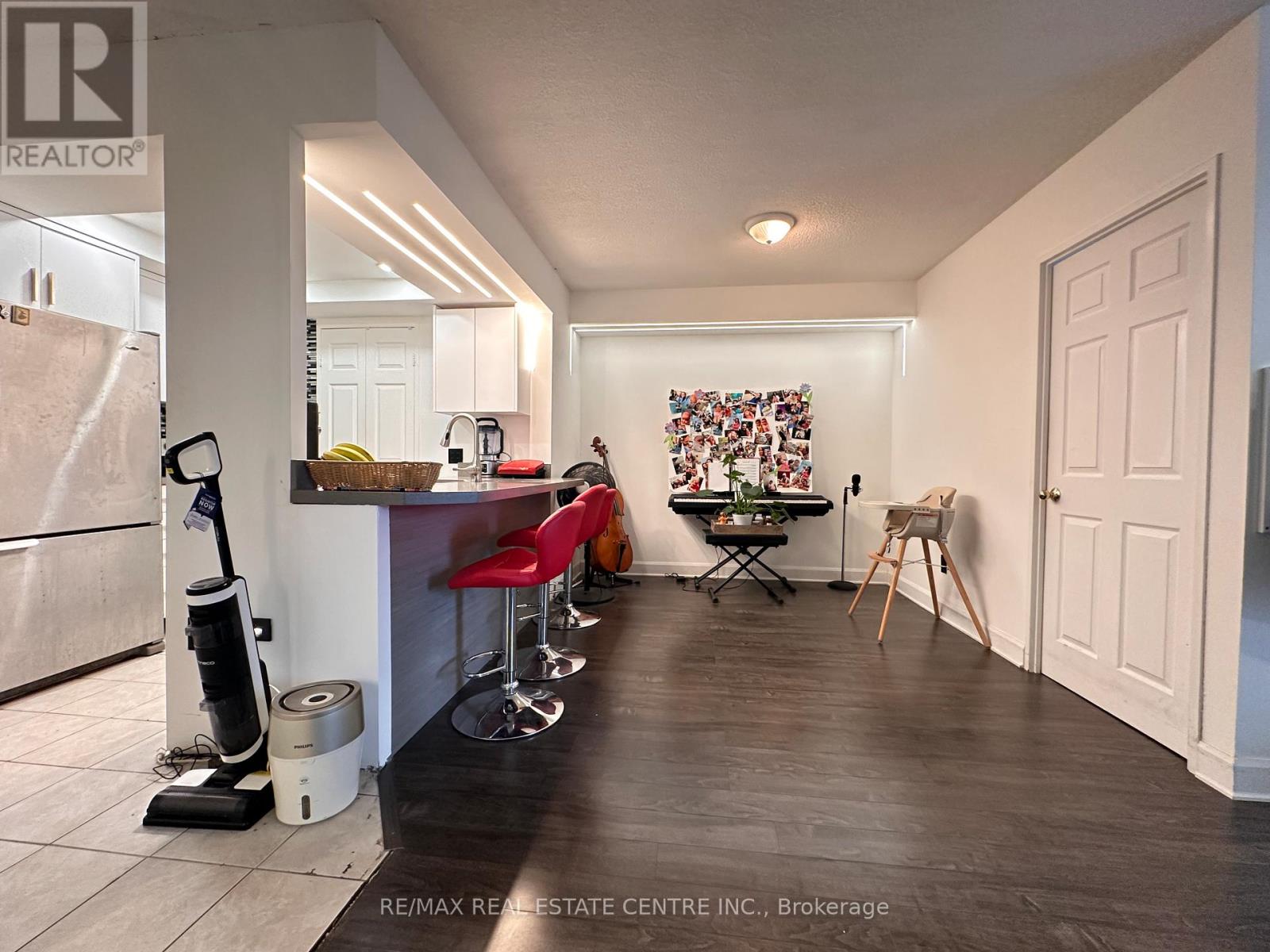 402 - 265 Enfield Place, Mississauga, Ontario L5B 3Y7 - Photo 6 - W12617070