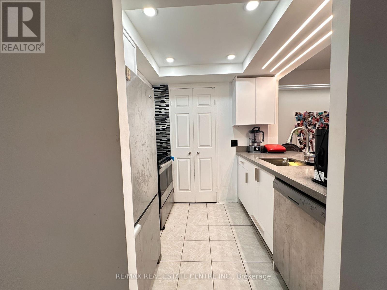 402 - 265 Enfield Place, Mississauga, Ontario L5B 3Y7 - Photo 8 - W12617070