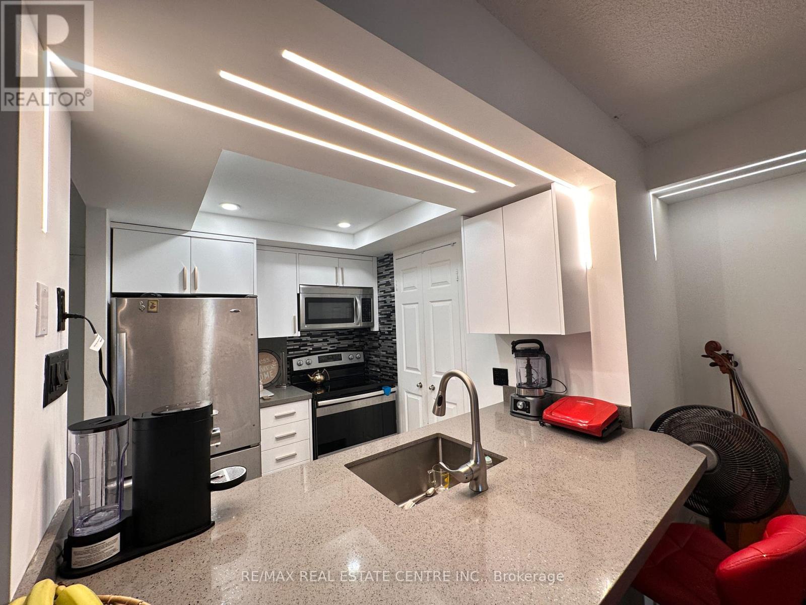 402 - 265 Enfield Place, Mississauga, Ontario L5B 3Y7 - Photo 9 - W12617070