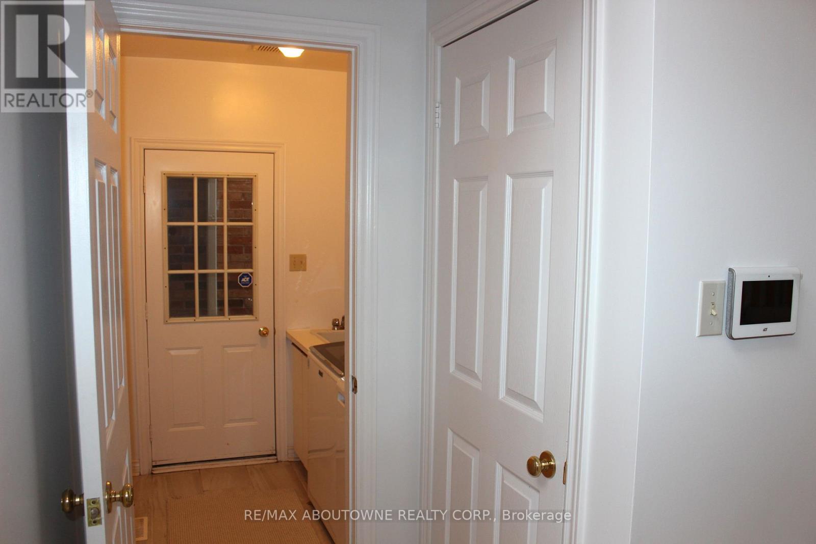 2033 Lumberman Lane, Oakville, Ontario L6M 2Z1 - Photo 10 - W12617104