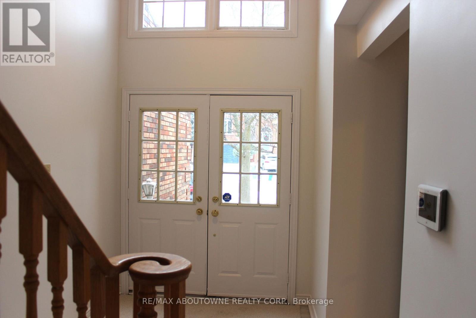 2033 Lumberman Lane, Oakville, Ontario L6M 2Z1 - Photo 2 - W12617104