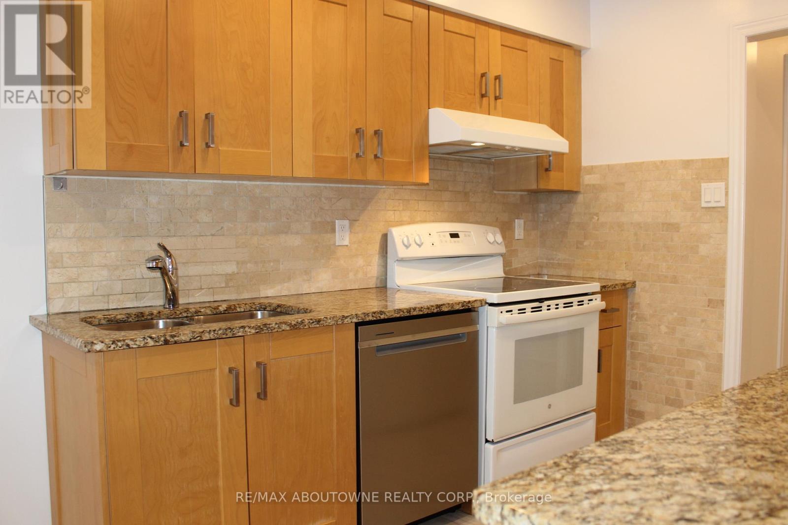 2033 Lumberman Lane, Oakville, Ontario L6M 2Z1 - Photo 4 - W12617104