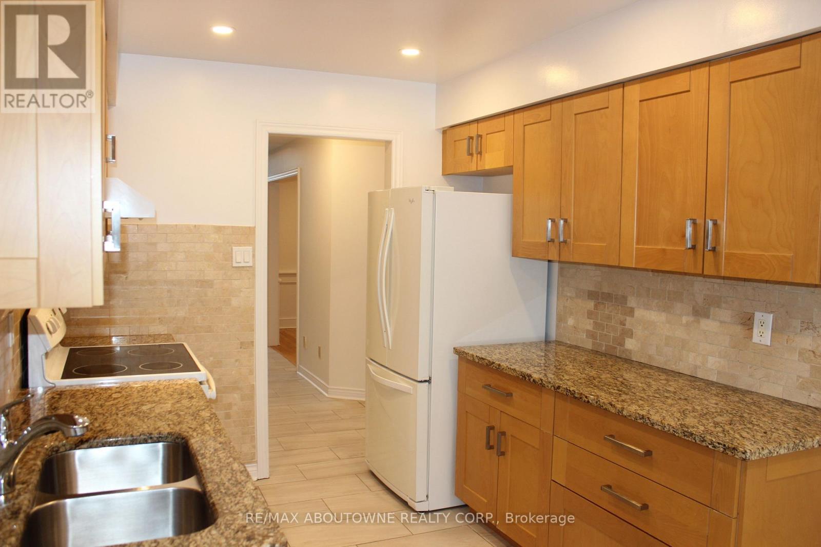 2033 Lumberman Lane, Oakville, Ontario L6M 2Z1 - Photo 5 - W12617104